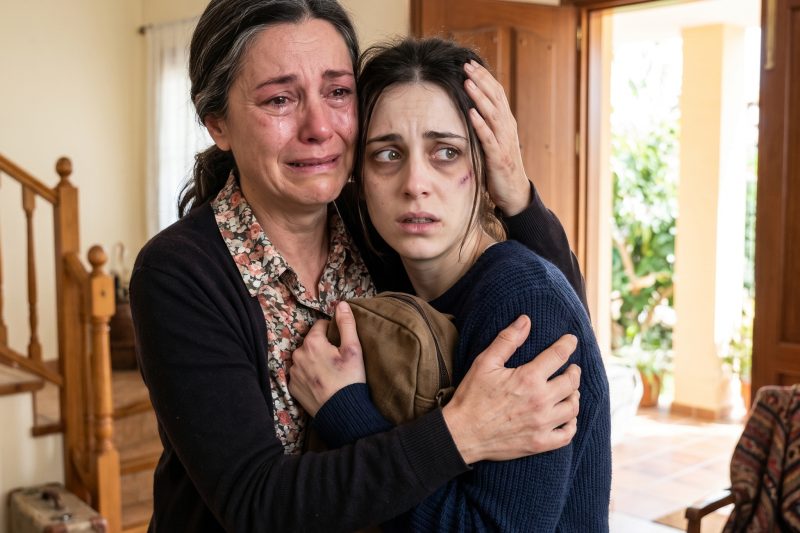 La suegra la recibió con una amenaza en plena noche de bodas, y cuando ella buscó apoyo en su marido, descubrió la traición más dolorosa