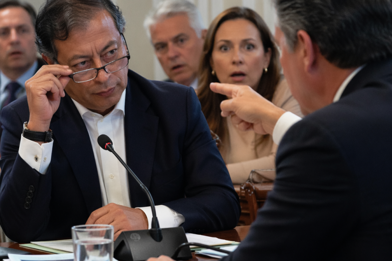 Frente a las cámaras y a todo el gabinete, un político veterano quiso destruir la autoridad del presidente con una sola acusación, pero no imaginó que aquel ataque público terminaría exponiendo una herida profunda que millones llevaban años guardando en silencio.