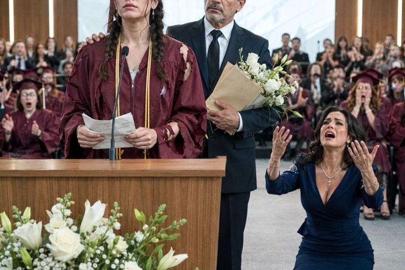 Mi madre destruyó mi vestido de graduación y me dijo “eres una vergüenza para esta familia”; yo creí que quería controlar mi futuro, hasta que mi discurso frente a todos hizo que mi abuelo preguntara por el dinero que ella escondía