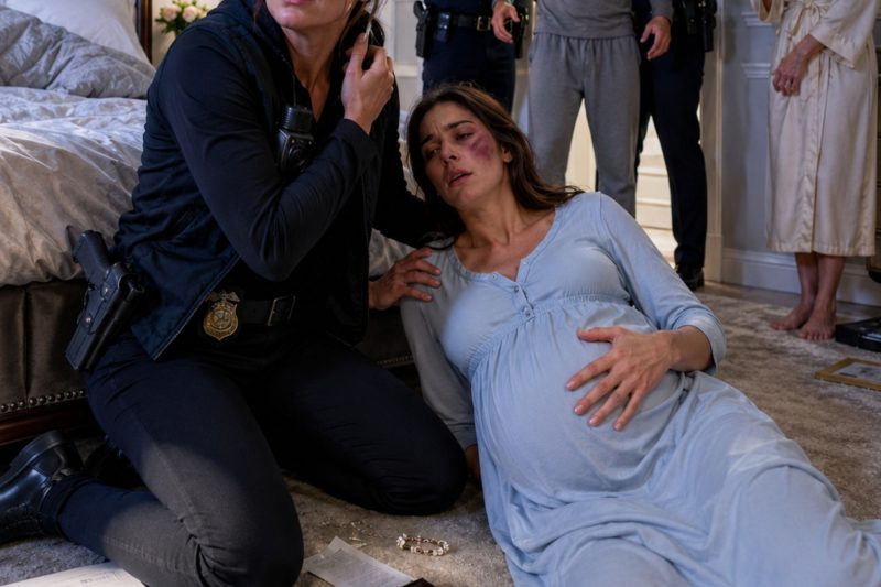 A las 3 de la mañana, sonó mi teléfono. Mi hermana gemela, embarazada de 8 meses, estaba sollozando. “Hermana… ven por mí. Mi esposo—” La línea se cortó. Cuando llegué a su casa, él bloqueó la puerta, gruñendo: “Es solo un asunto familiar.” Entonces la encontré en el piso del dormitorio, llena de moretones y apenas moviéndose. En ese momento, supe que aquello ya no era un asunto familiar. Soy policía, y antes del amanecer, su esposo iba a aprender exactamente lo que eso significaba.