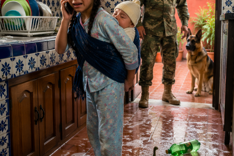 Un trailero regresó antes de tiempo y halló a su hija de 8 años cargando al bebé enfermo: “No le digas”, suplicó aterrada