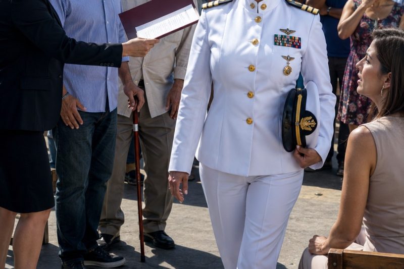Todos creyeron que ella volvió derrotada al puerto, hasta que un capitán gritó su rango frente a todo el pueblo y su hermano palideció: “La fracasada salvó lo que ustedes estaban vendiendo a escondidas” duyhien