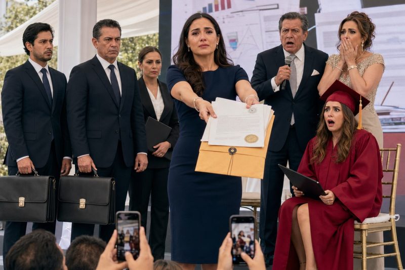 Mis padres siempre me llamaron “la tonta”, mientras mi hermana consiguió una beca completa para Harvard. El día de su graduación, papá dijo que ella heredaría todo: un Tesla nuevo y una mansión de 13 millones de dólares. Yo estaba sentada atrás, en silencio, hasta que un desconocido entró, me entregó un sobre y susurró… Ahora es momento de mostrarles quién eres en realidad. duyhien