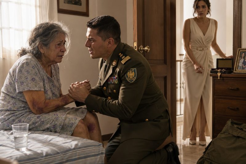 Cuando volví a casa después del despliegue, mi esposa les decía a los vecinos: “Su madre tiene demencia, se lastima sola”. Pero encontré a mamá encerrada en una habitación oscura, completamente lúcida, sin teléfono y con moretones que se negaba a explicar. Sonreí, fingí creerle a mi esposa y grabé en secreto cómo presumía: “Nadie va a confiar en esa vieja”. A la mañana siguiente, la llevé a la evaluación psiquiátrica que ella había organizado para mamá… y le entregué al doctor un expediente diferente. duyhien