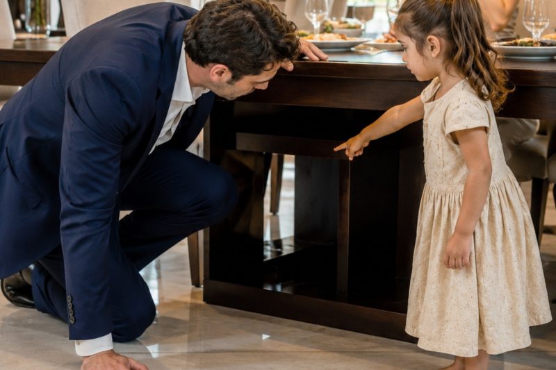 “Mire debajo de la mesa, señor” — el pequeño hijo de la criada advierte al multimillonario durante la cena — la prometida se asustó.