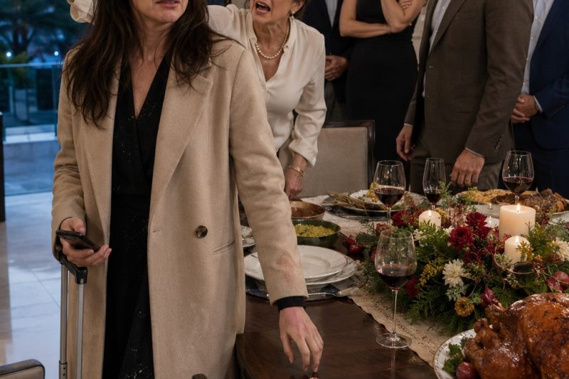 Preparó toda la cena de Acción de Gracias mientras su propio padre era llevado de urgencia al hospital. Cuando la familia de él la humilló, ella preguntó: “¿De qué lado estás, Arthur?”. Él eligió el silencio, y ella dejó atrás una sola cosa: su anillo de bodas. duyhien