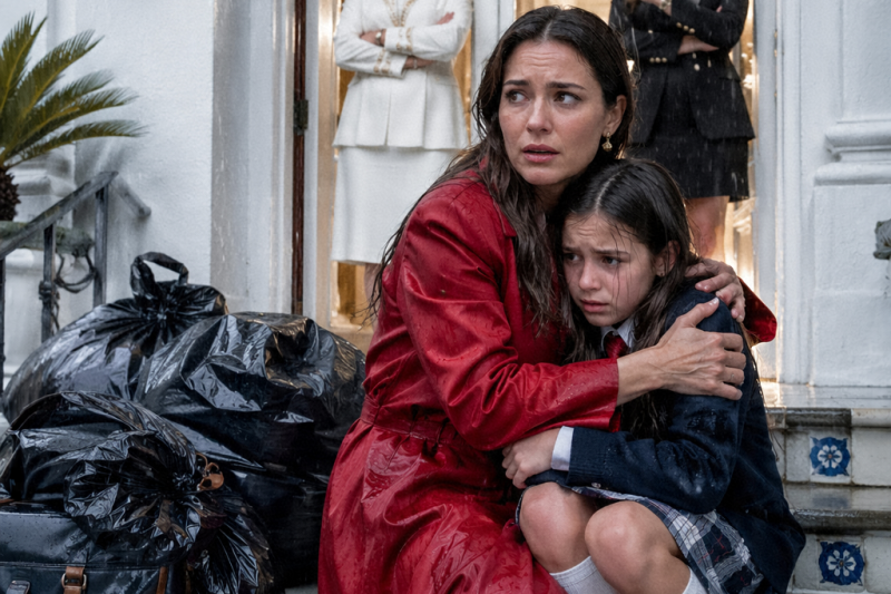 Después de un turno en el hospital, encontré a mi hija de 11 años llorando bajo la lluvia porque mi madre cambió las cerraduras; ella dijo: “Aquí ya no pertenecen”, y yo me fui en silencio, sin contarle que una cláusula de 30 días estaba por destruir su seguridad.