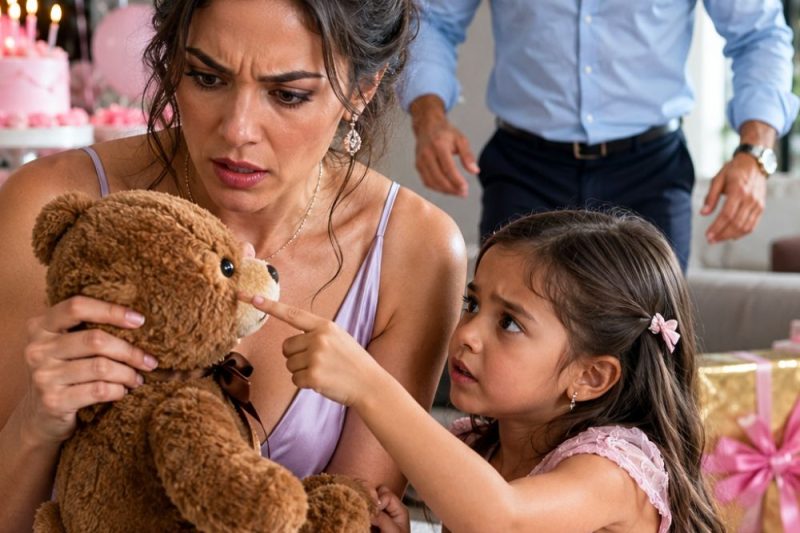 Mis suegros le regalaron un osito a mi hija… pero lo que escondía en el ojo nos llevó directo a la policía